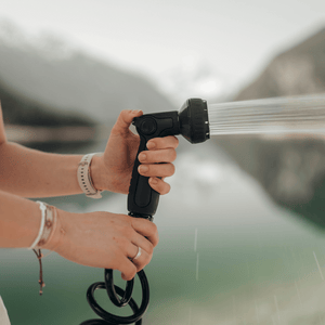 Foto, dass den breiten Strahl der Campingdusche veranschaulicht