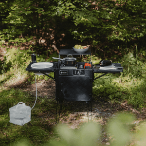 Nahaufnahme einer vollausgestatteten Outdoorküche mit Waschbecken und Ablagemöglichkeiten